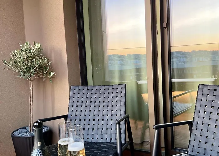 Apartment Cloud 9 Sky Park Elegance - Brand New With Stunning Views *